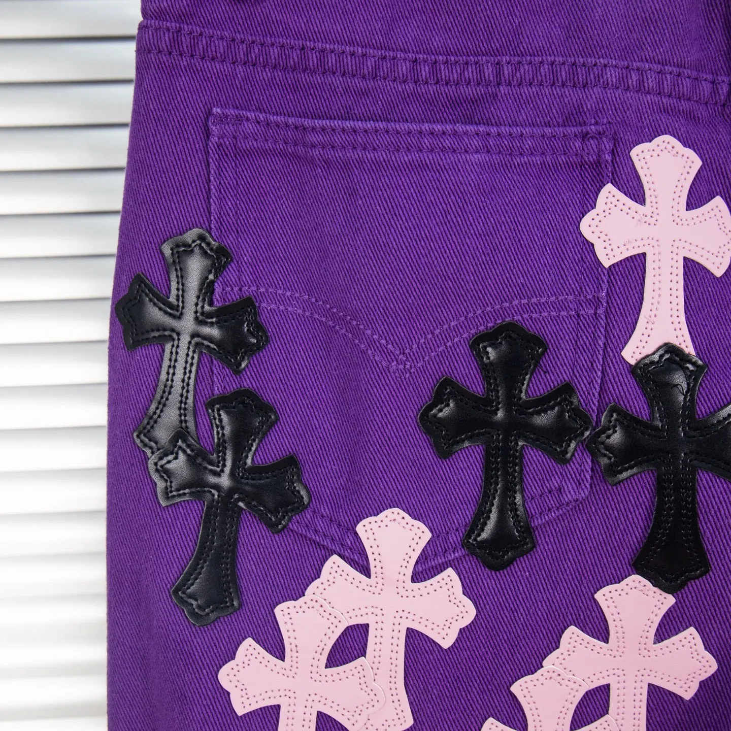 P240 Chrome Hearts Overseas limited edition violet patchwork leather cross hot girl couple jeans are a hot item this season and are sought after by countless celebrities and fashionistas. The neat details of the cutting process add color to the playful fashion! The neat and meticulous design, and the well-fitting structure is unique. The upper body not only has outstanding recognition, but also looks younger and younger. A style with the ultimate wearing meaning and performance, gorgeous color matching, and the craftsmanship of this style is also extremely extraordinary. After the finished product is washed, it is disassembled and hand-made with sheepskin cross leather and then spliced ​​together to complete. The whole piece has too many craftsmanship to describe. It is decorated with patchwork cross flowers and high-waisted washed jeans! ! Absolutely high-end luxury product, a god-level single product, a super popular product, made by top heavy industry, a magic weapon that cannot be missed to hit the streets. Style number: 1837 Size: 28 30 32 34 Color: purple
